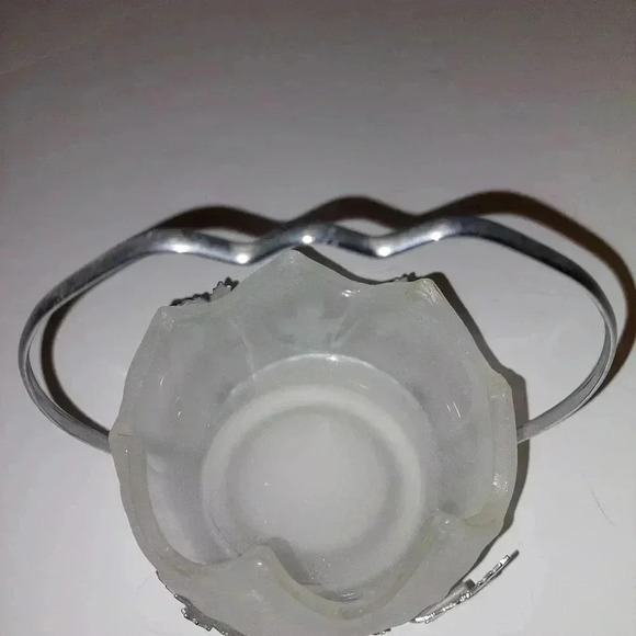 Silver Plated Autumn leaves Pattern Basket with frosted bowl. 4 1/2 x 4 1/2 inch - Picture 3 of 6